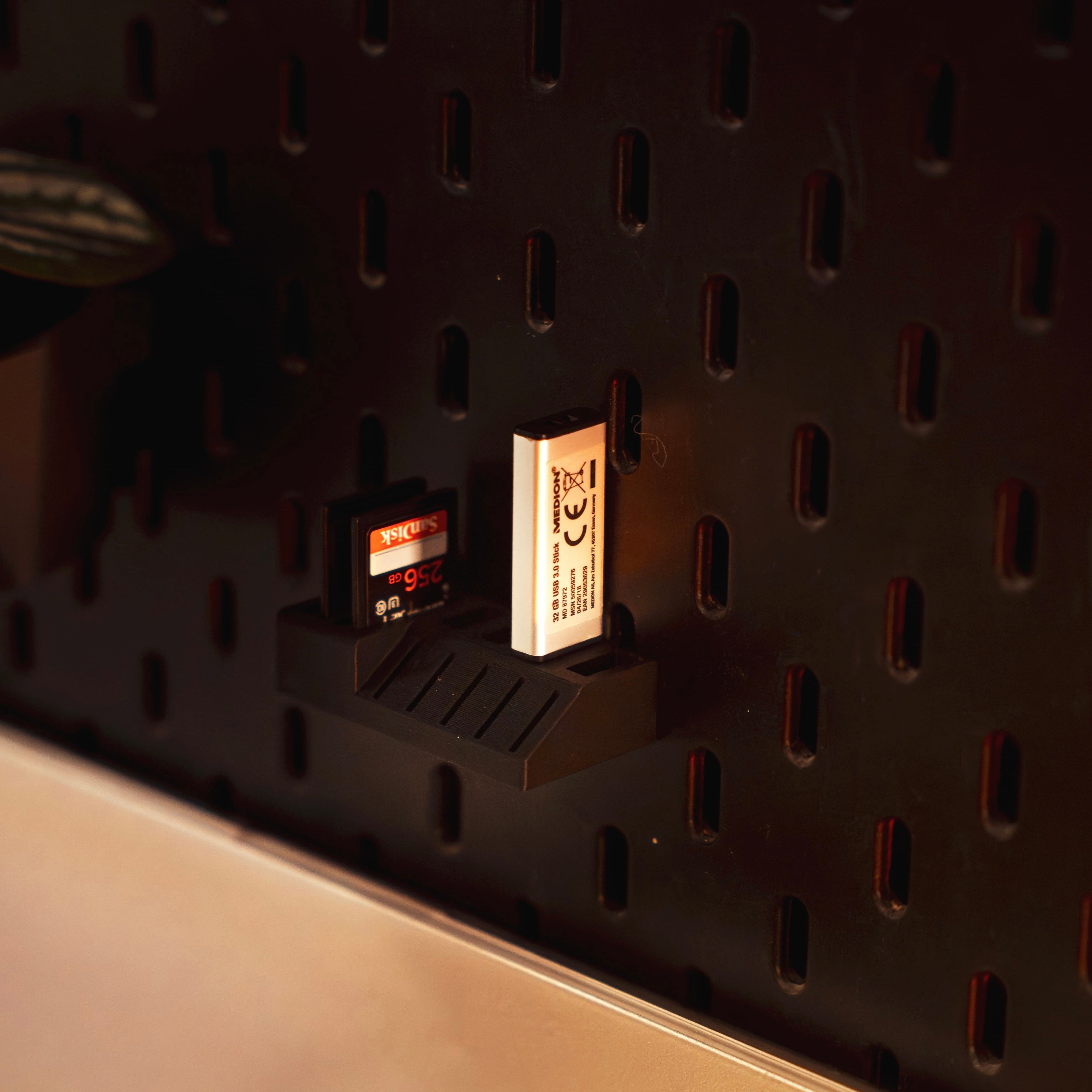 USB/SD/MicroSD Holder